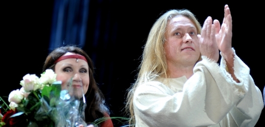 Bára Basiková a Kamil Střihavka v divadle Karlín při představení rockové opery Jesus Christ Superstar, 11. 11. 2010.