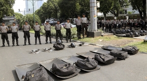 Silné oddíly policie chrání budovu ústřední volební komise v Jakartě.