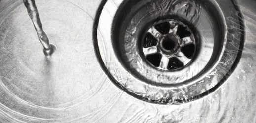 Když odtéká voda z myčky nádobí, z pračky nebo z koupele, mrhá se značným tepelným potenciálem (ilustrační foto).
