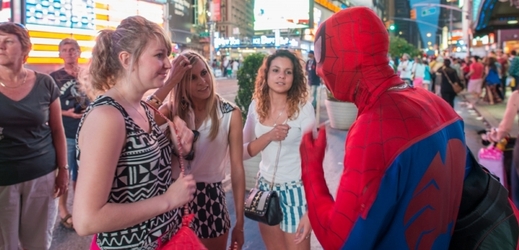 Televizní postavy se přetahují na Times Square o turisty.