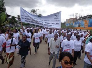 Demonstrace proti rituálním vraždám v Libreville.