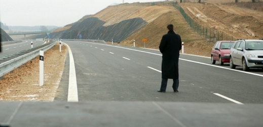 Komplikace prý mohou stavbu dálnice zdržet až o rok.