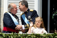 Juan Carlos předává žezlo svému synovi Felipemu.