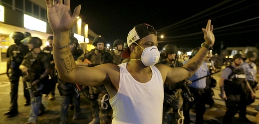 Nepokoje ve Fergusonu se hodí do krámu porušovatelům lidských práv ze zbytku světa.