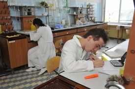 Studenti střední školy při hodině chemie.