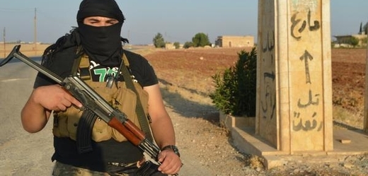 Bojovník Islámského státu na hranici Sýrie a Iráku.