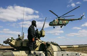 Ukrajinští vojáci a vrtulník jejich sanity.