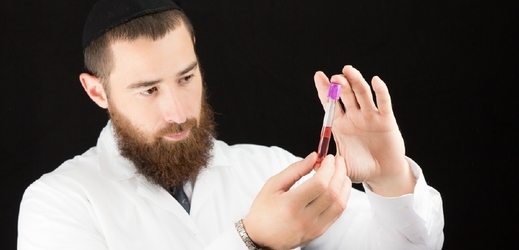 Izraelský lékař se vzorkem z laboratoře (ilustrační foto).