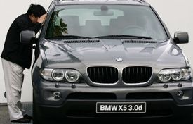 Kolem z dodávky si zloději podložili BMW X5 a očesali z něj pneumatiky.