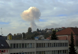Na snímku je oblak dýmu nad místem exploze.