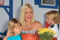 Tori se svými dětmi, po kterých se jí v nemocnici moc stýská.