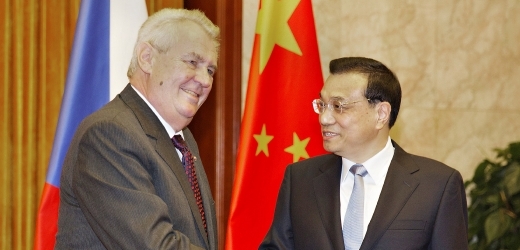 Prezident Miloš Zeman s čínským premiérem Li Kche-čchiangem (vpravo) v Pekingu.