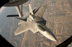Americký F-22 Raptor bombarduje IS.