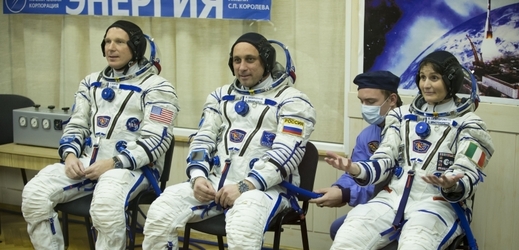 Trojice nových obyvatel vesmírné stanice ISS před odletem do vesmíru.