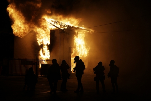 Hořící budova ve Fergusonu.