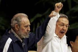 Bratři Castrovi: starší Fidel (vlevo) a Raúl. Mají ještě jednoho bratra a čtyři sestry.
