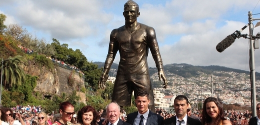 Ronaldo se svou vlastní sochou.