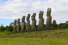 Obyvatelé ostrova stavěli sochy kolem pobřeží.