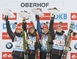 Eva Puskarčíková, Gabriela Soukalová, Jitka Landová a Veronika Vítková oslavují svou výhru ve štafetě na 4x6 kilometrů v německém Oberhofu.