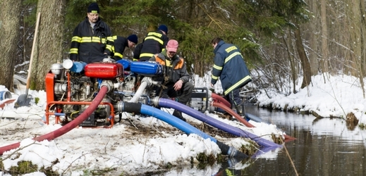 Hasiči v Liboměřicích na Chrudimsku pokračovali 1. února v likvidaci úniku močky do potoka z místní bioplynové stanice.