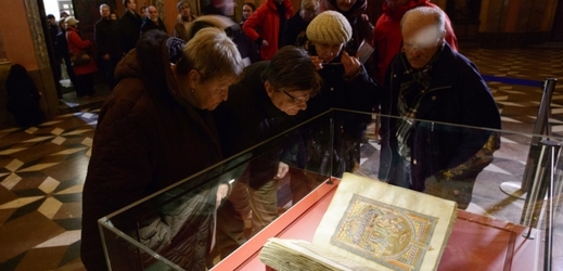 Pracovníci Národní knihovny vystavili 31. ledna originál Vyšehradského kodexu v Zrcadlové kapli pražského Klementina. Již časně ráno si památku z konce 11. století přišli prohlédnout první návštěvníci.