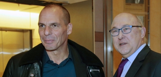 Řecký ministr Janis Varufakis (vlevo) a jeho francouzský protějšek Michel Sapin.