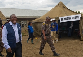 Na volby dohlížel jihoafrický viceprezident Cyril Ramaphosa.