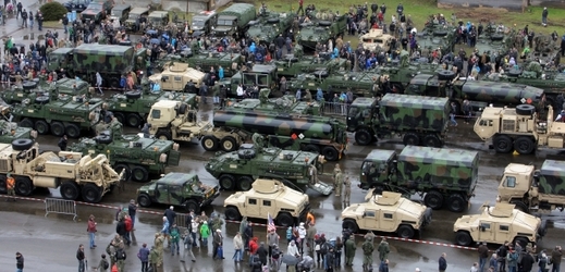 Americký vojenský konvoj zaujal v Praze spoustu lidí.