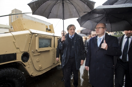 Americkou techniku si přišli prohlédnout i premiér Bohuslav Sobotka a ministr obrany Martin Stropnický.