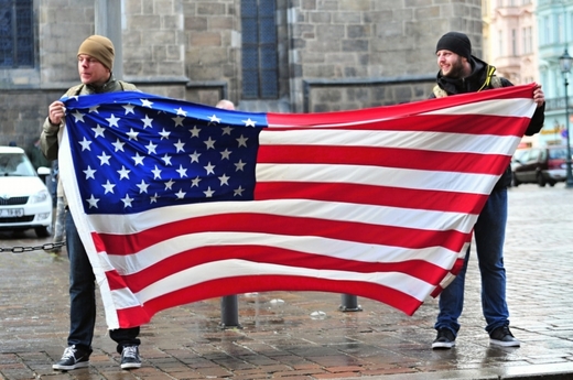 Obyvatelé Plzně chtějí přivítat vojenský konvoj americkou vlajkou.