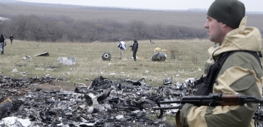 Trosky malajsijského letadla na východní Ukrajině. Let MH17 nepřežil nikdo z 298 osob na palubě letounu.