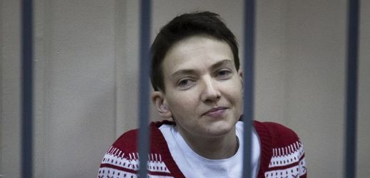 Naděžda Savčenková je obviněna z vraždy dvou ruských novinářů na východní Ukrajině.