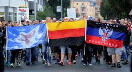 Odpůrci imigrantů demonstrovali 28. srpna na náměstí v německém Heidenau.