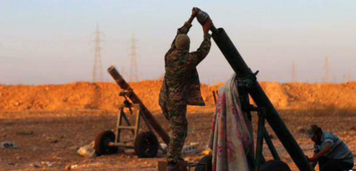 Bojovníci Islámského státu připravují útok na vojáky syrské armády.
