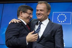 Turecký premiér Ahmet Davutoglu (vlevo) a předseda unijních summitů Donald Tusk.