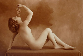 Erotická fotografie z roku 1910.