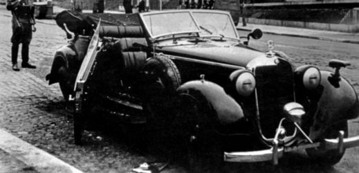 Heydrichův automobil po zásahu Kubišovy bomby.