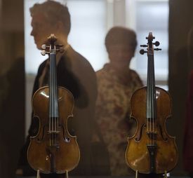 Housle Stradivari zvané Libon z roku 1729 (vlevo) a housle Guarneri zvané Princ Oranžský z roku 1744 (vpravo) jsou mezi exponáty výstavy o houslistovi Josefu Sukovi, která začíná 24. května v Českém muzeu hudby.