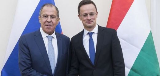 Ruský ministr zahraničí Sergej Lavrov (vlevo) a jeho maďarský protějšek Péter Szijjártó.