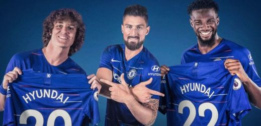 Hvězdy Chelsea Olivier Giroud, David Luiz a Tiémoué Bakayoko s dresy se jménem nového partnera.