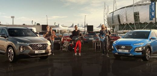 Kapela Maroon 5 nahrála hymnu ke kampani automobilky pro MS ve fotbale.