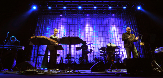 V pražském Kongresovém centru vystoupila 10. října 2012 australská skupina Dead Can Dance, kterou tvoří hudebníci, zpěváci i skladatelé Lisa Gerrardová (druhá zleva) a Brendan Perry (vpravo).