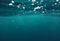 Voda v oceánech vstřebává až devadesát procent tepla způsobeného emisemi.