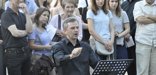 Umělecký šéf Brno Contemporary Orchestra Pavel Šnajdr (sedící uprostřed).