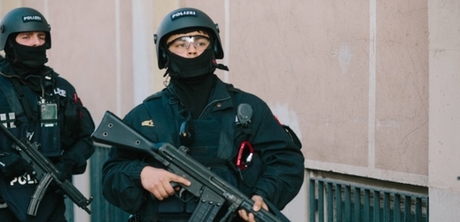 Německá policie popřela, že by razie měla co do činění s teroristickým útokem.