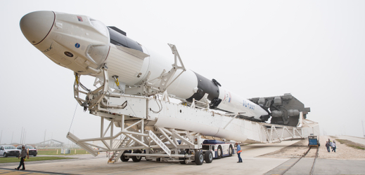 Crew Dragon na raketě Falcon 9 před zkušebním vztyčením na startovací rampu.