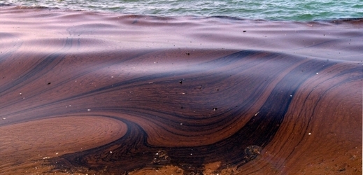 Olejová skvrna na moři (ilustrační foto).