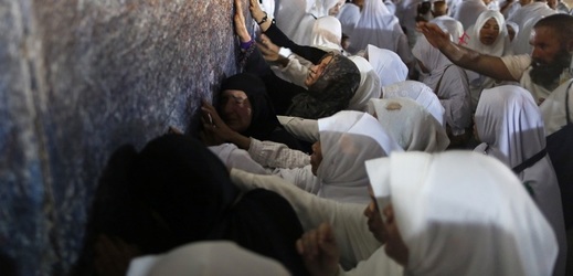 Modlitby jsou považovány za nejdůležitější obřad muslimské pouti do Mekky.