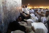 Modlitby jsou považovány za nejdůležitější obřad muslimské pouti do Mekky.