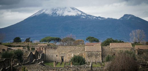 Pohled na sopku Vesuv z italských Pompejí.